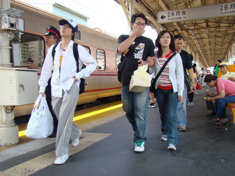 台灣鐵路旅遊攝影台中火車站行進中的月台旅客攝影照片54