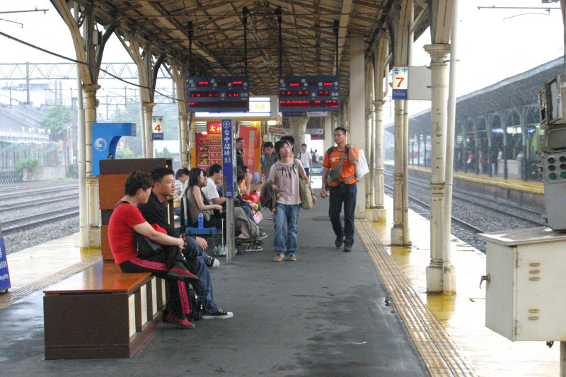 台灣鐵路旅遊攝影台中火車站行進中的月台旅客攝影照片55