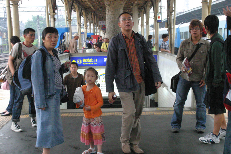台灣鐵路旅遊攝影台中火車站行進中的月台旅客攝影照片56