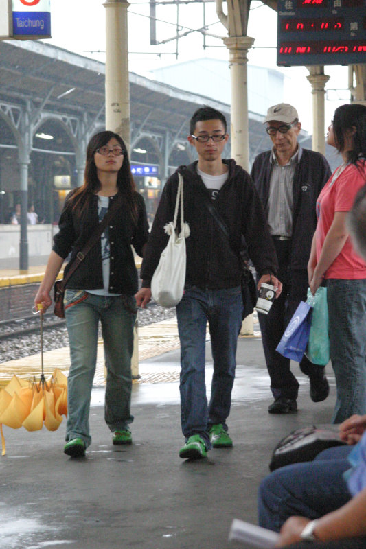 台灣鐵路旅遊攝影台中火車站行進中的月台旅客攝影照片58