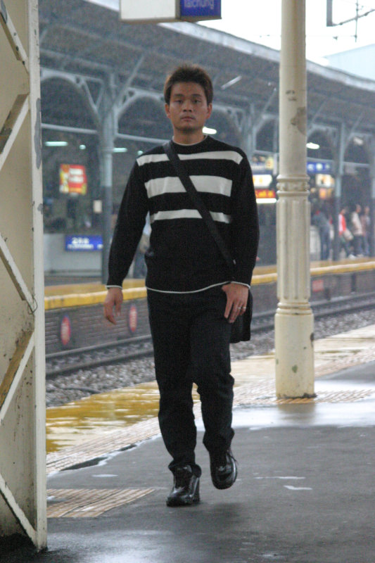 台灣鐵路旅遊攝影台中火車站行進中的月台旅客攝影照片59