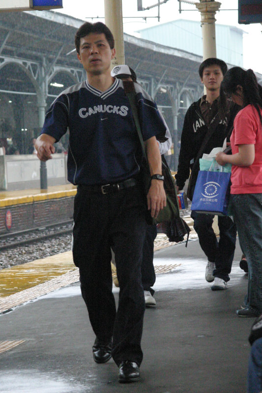 台灣鐵路旅遊攝影台中火車站行進中的月台旅客攝影照片60