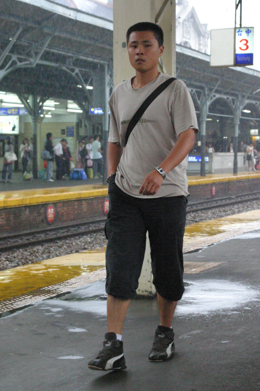 台灣鐵路旅遊攝影台中火車站行進中的月台旅客攝影照片61
