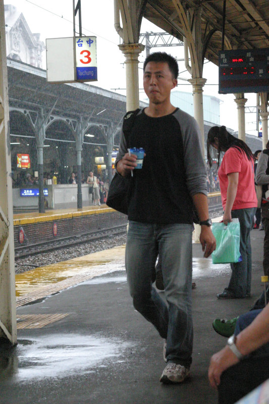 台灣鐵路旅遊攝影台中火車站行進中的月台旅客攝影照片62