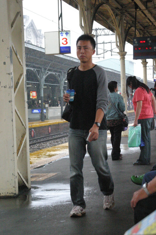 台灣鐵路旅遊攝影台中火車站行進中的月台旅客攝影照片63