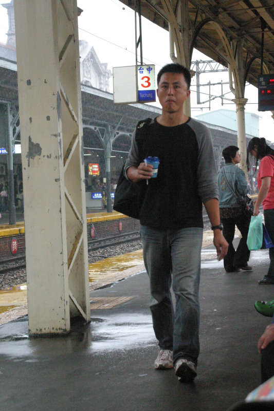 台灣鐵路旅遊攝影台中火車站行進中的月台旅客攝影照片64