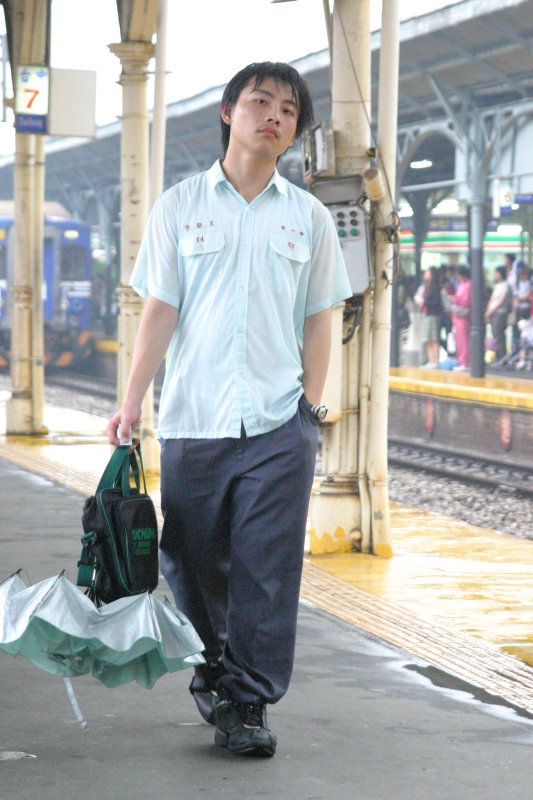 台灣鐵路旅遊攝影台中火車站行進中的月台旅客攝影照片65