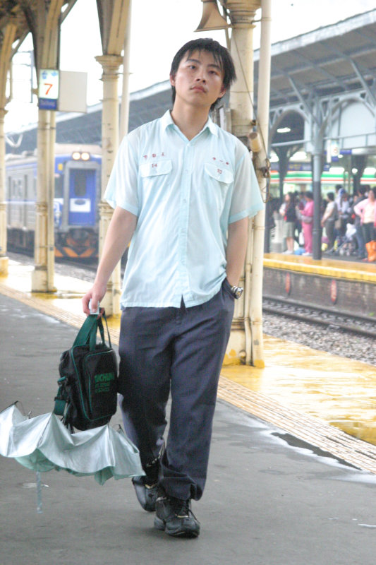 台灣鐵路旅遊攝影台中火車站行進中的月台旅客攝影照片66
