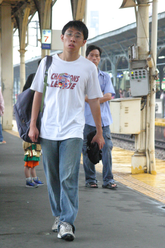 台灣鐵路旅遊攝影台中火車站行進中的月台旅客攝影照片67