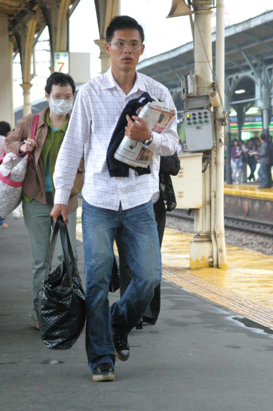 台灣鐵路旅遊攝影台中火車站行進中的月台旅客攝影照片68