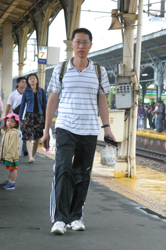 台灣鐵路旅遊攝影台中火車站行進中的月台旅客攝影照片71
