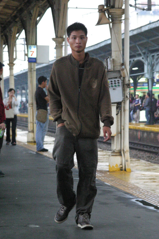 台灣鐵路旅遊攝影台中火車站行進中的月台旅客攝影照片73