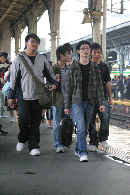 台灣鐵路旅遊攝影台中火車站行進中的月台旅客攝影照片76