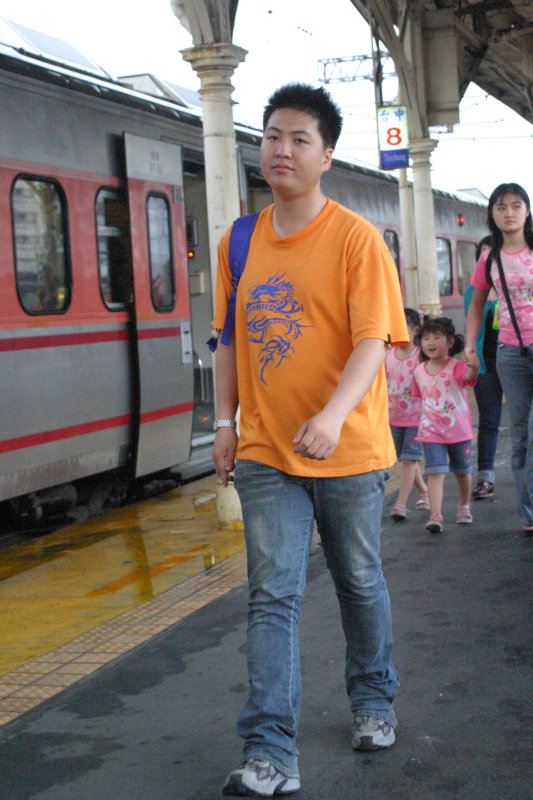 台灣鐵路旅遊攝影台中火車站行進中的月台旅客攝影照片77