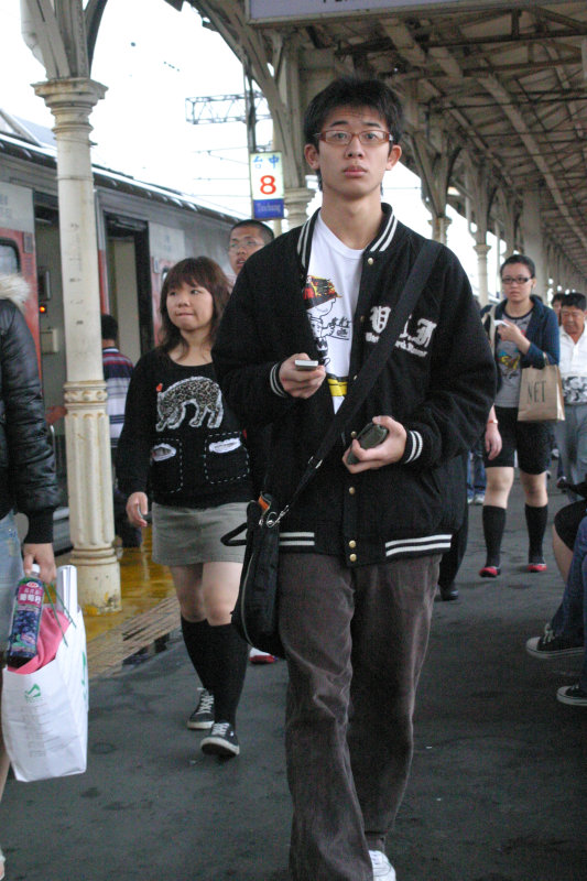 台灣鐵路旅遊攝影台中火車站行進中的月台旅客攝影照片78
