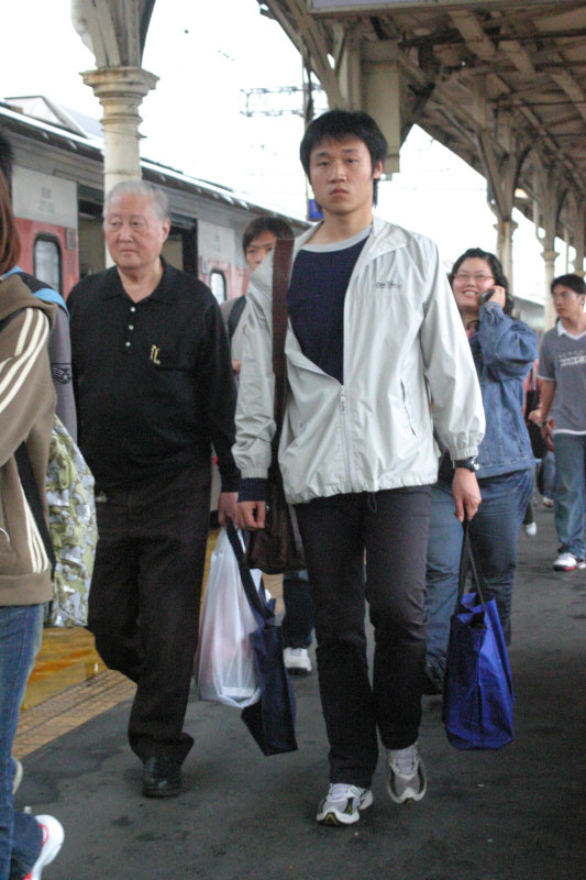 台灣鐵路旅遊攝影台中火車站行進中的月台旅客攝影照片79