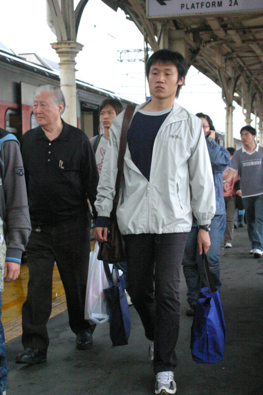 台灣鐵路旅遊攝影台中火車站行進中的月台旅客攝影照片80