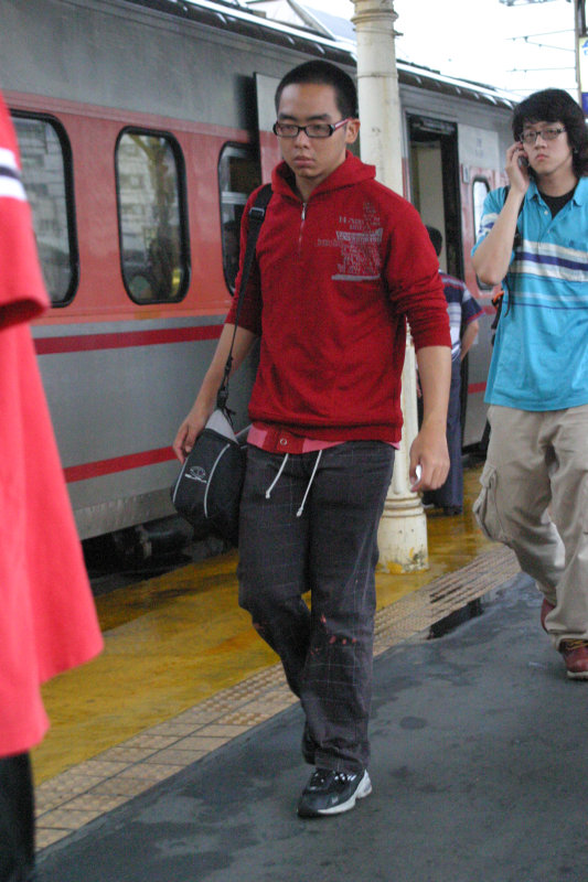 台灣鐵路旅遊攝影台中火車站行進中的月台旅客攝影照片81