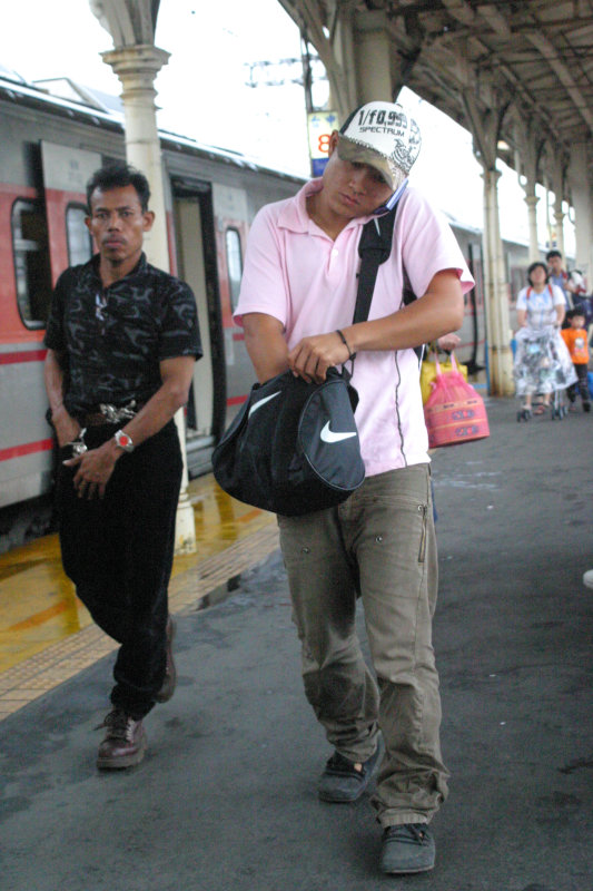 台灣鐵路旅遊攝影台中火車站行進中的月台旅客攝影照片83