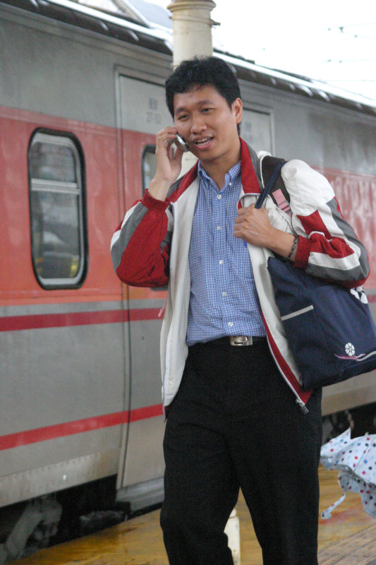 台灣鐵路旅遊攝影台中火車站行進中的月台旅客攝影照片84
