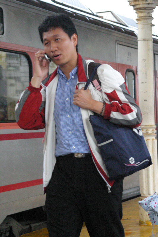 台灣鐵路旅遊攝影台中火車站行進中的月台旅客攝影照片86