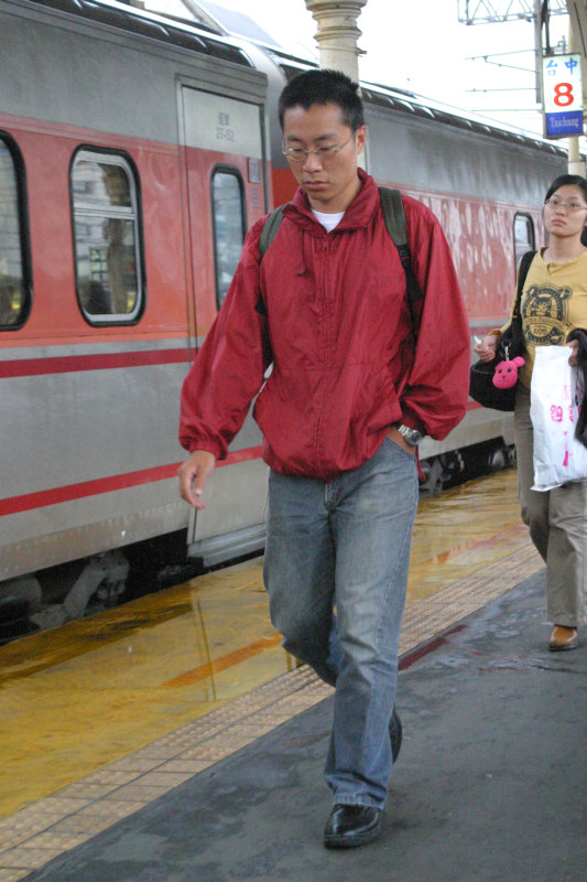 台灣鐵路旅遊攝影台中火車站行進中的月台旅客攝影照片87
