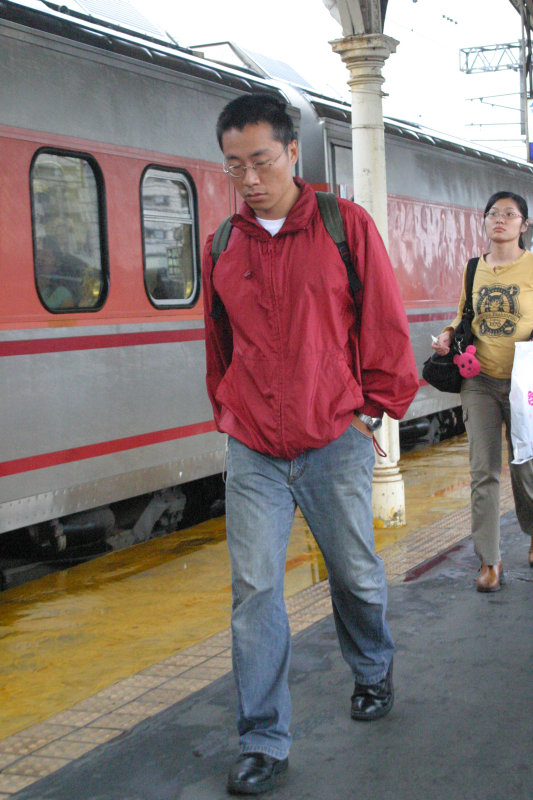 台灣鐵路旅遊攝影台中火車站行進中的月台旅客攝影照片88