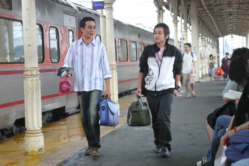 台灣鐵路旅遊攝影台中火車站行進中的月台旅客攝影照片89