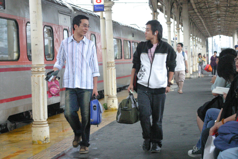 台灣鐵路旅遊攝影台中火車站行進中的月台旅客攝影照片90