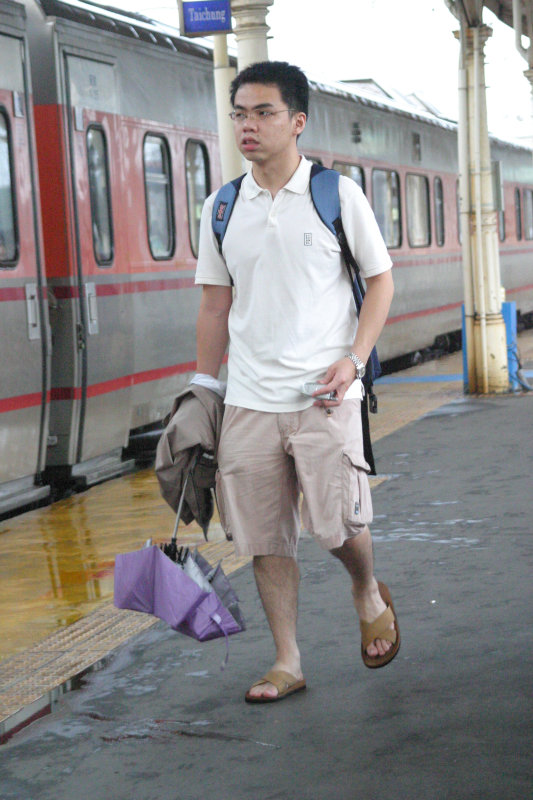 台灣鐵路旅遊攝影台中火車站行進中的月台旅客攝影照片91