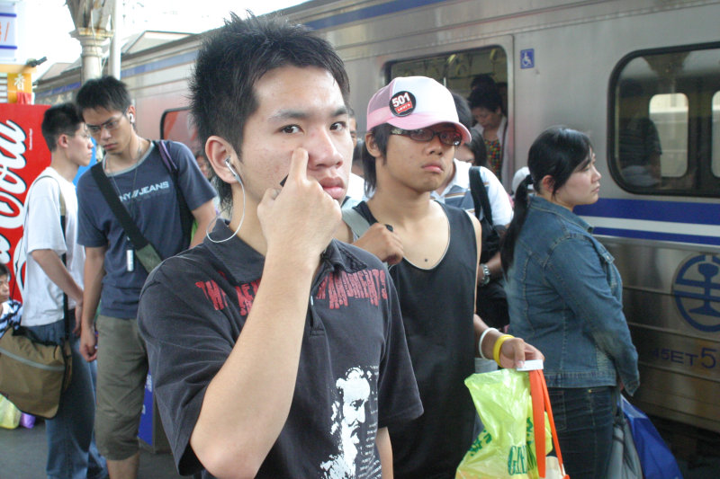 台灣鐵路旅遊攝影台中火車站行進中的月台旅客攝影照片95