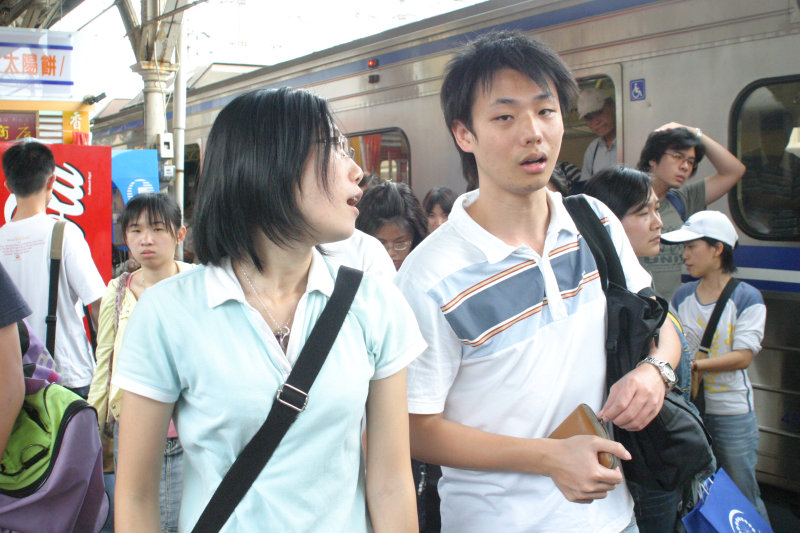 台灣鐵路旅遊攝影台中火車站行進中的月台旅客攝影照片97