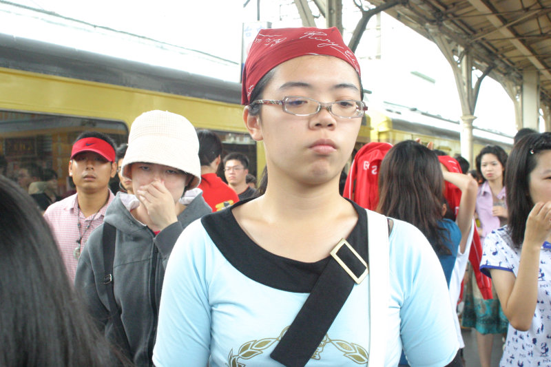 台灣鐵路旅遊攝影台中火車站行進中的月台旅客攝影照片99