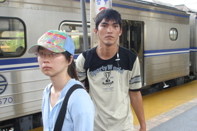 台灣鐵路旅遊攝影台中火車站行進中的月台旅客攝影照片101