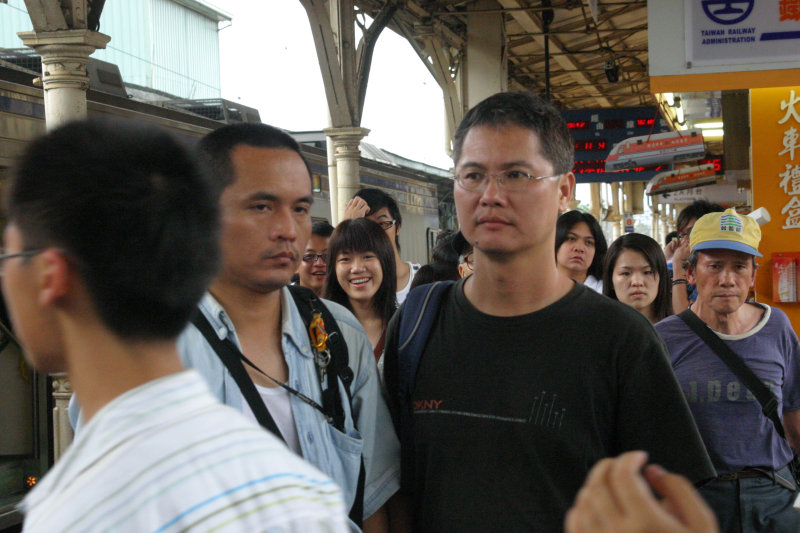 台灣鐵路旅遊攝影台中火車站行進中的月台旅客攝影照片103