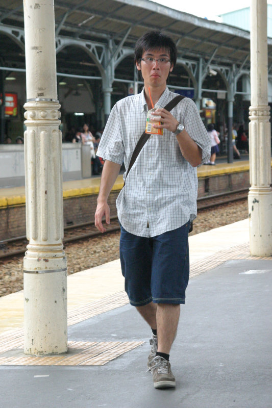 台灣鐵路旅遊攝影台中火車站行進中的月台旅客攝影照片108