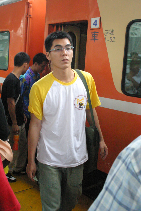台灣鐵路旅遊攝影台中火車站行進中的月台旅客攝影照片110