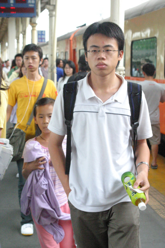台灣鐵路旅遊攝影台中火車站行進中的月台旅客攝影照片113