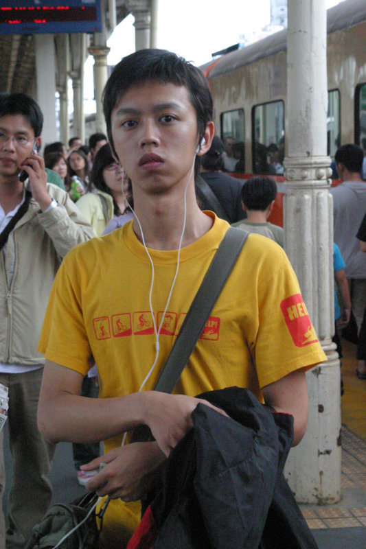 台灣鐵路旅遊攝影台中火車站行進中的月台旅客攝影照片114