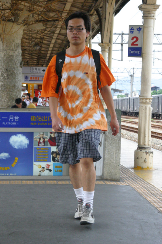 台灣鐵路旅遊攝影台中火車站行進中的月台旅客攝影照片118