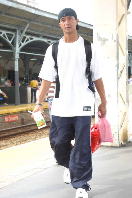台灣鐵路旅遊攝影台中火車站行進中的月台旅客攝影照片120