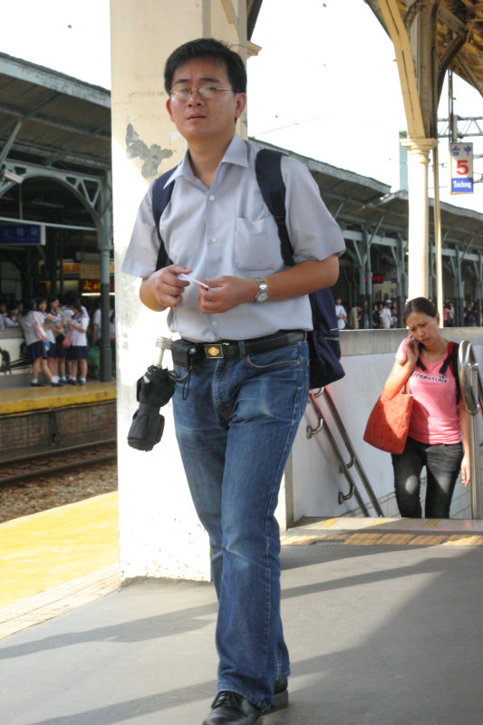 台灣鐵路旅遊攝影台中火車站行進中的月台旅客攝影照片121