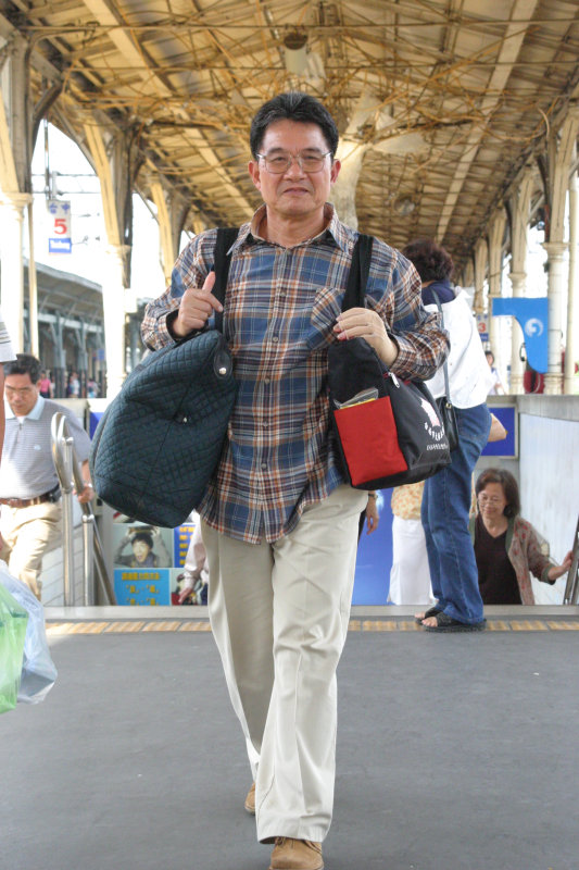 台灣鐵路旅遊攝影台中火車站行進中的月台旅客攝影照片124