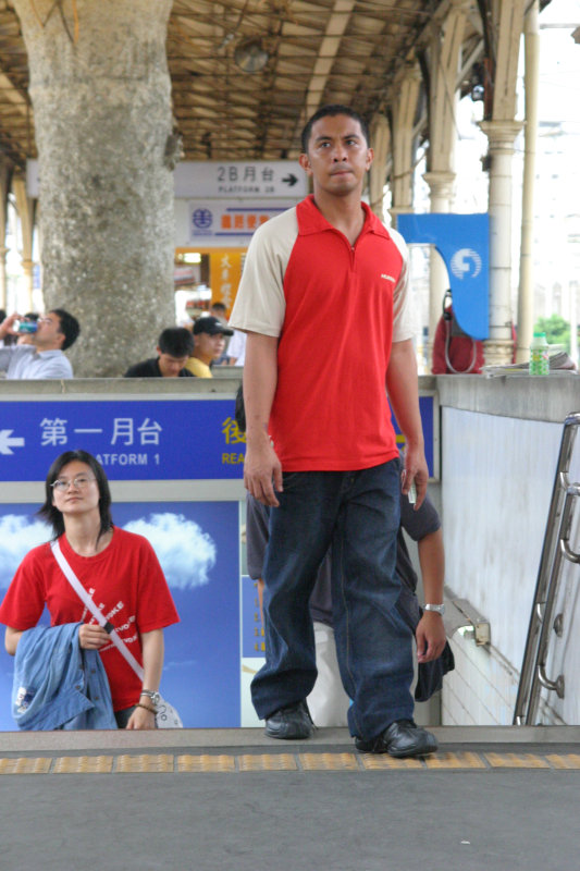 台灣鐵路旅遊攝影台中火車站行進中的月台旅客攝影照片125