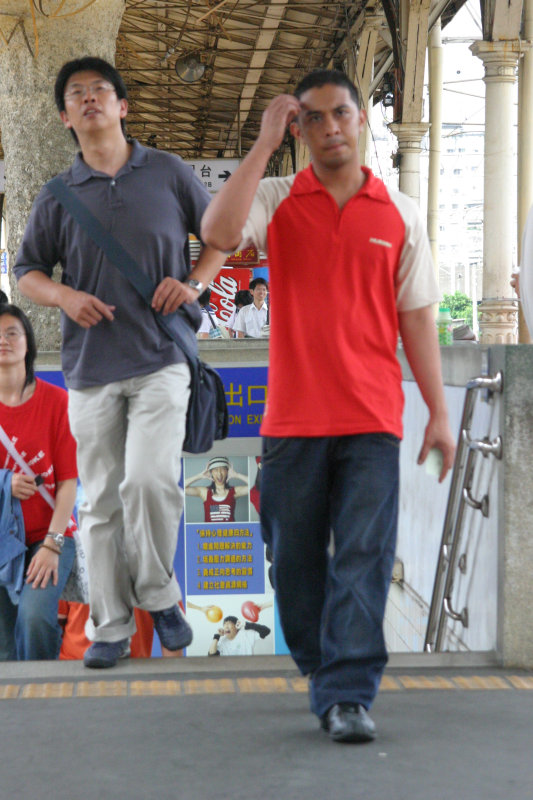 台灣鐵路旅遊攝影台中火車站行進中的月台旅客攝影照片126