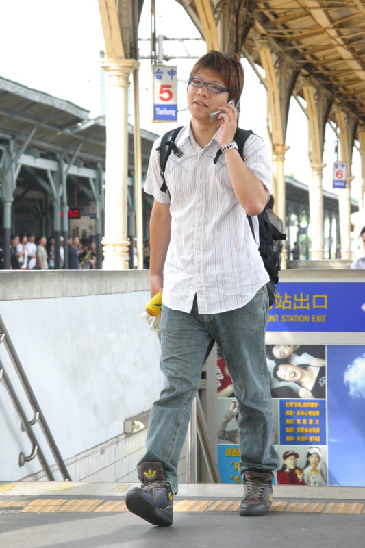 台灣鐵路旅遊攝影台中火車站行進中的月台旅客攝影照片127