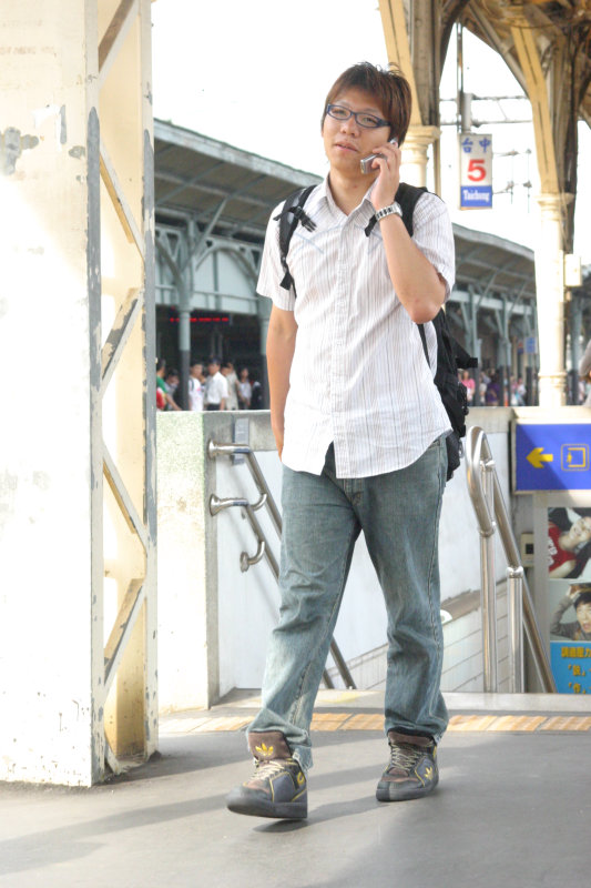 台灣鐵路旅遊攝影台中火車站行進中的月台旅客攝影照片128