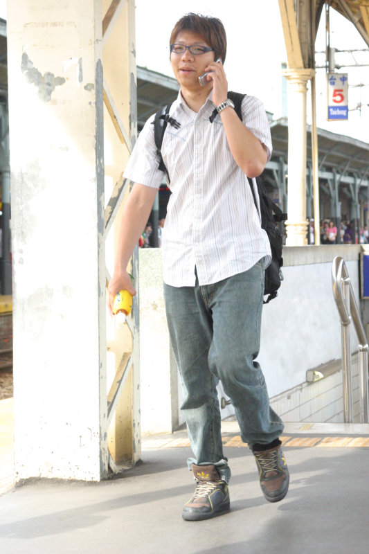 台灣鐵路旅遊攝影台中火車站行進中的月台旅客攝影照片129