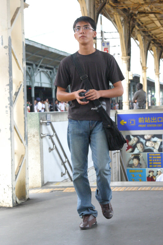 台灣鐵路旅遊攝影台中火車站行進中的月台旅客攝影照片131