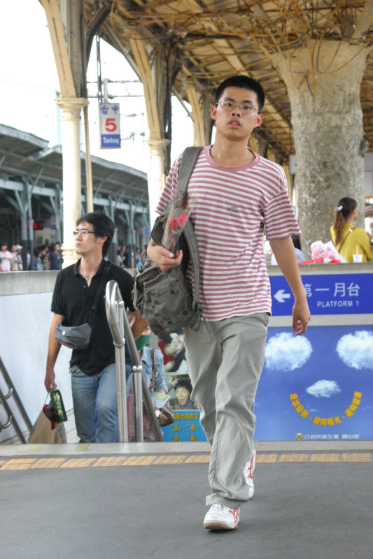 台灣鐵路旅遊攝影台中火車站行進中的月台旅客攝影照片133